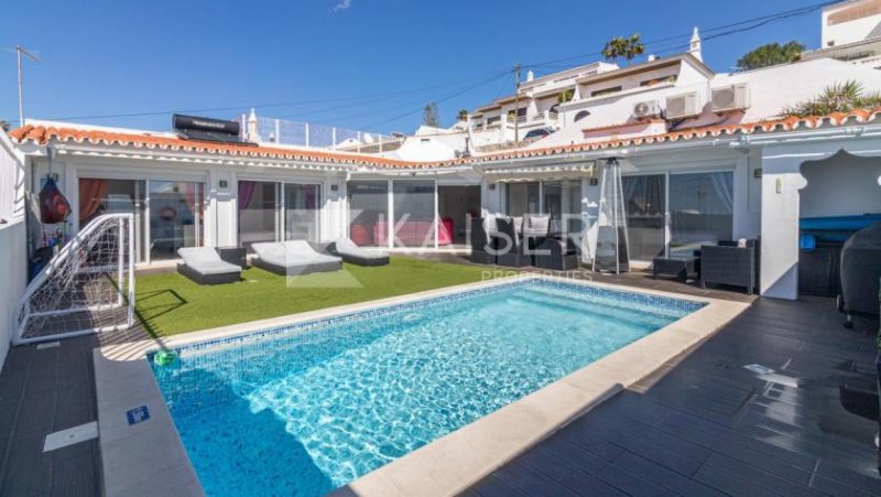 Albufeira Diese einstöckige, traditionelle Villa wurde komplett renoviert und auf den heutigen modernen Standard gebracht. Es bietet eine