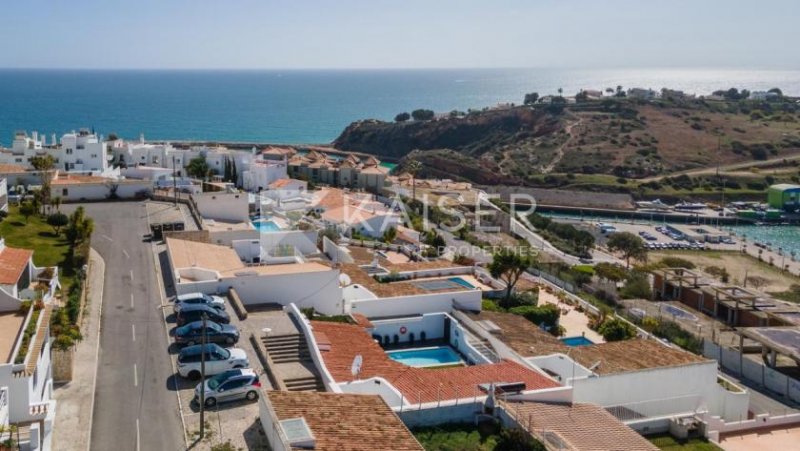 Albufeira Diese einstöckige, traditionelle Villa wurde komplett renoviert und auf den heutigen modernen Standard gebracht. Es bietet eine