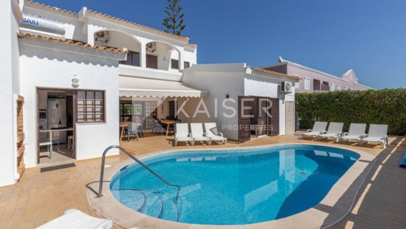 Albufeira Diese Villa mit 3 Schlafzimmern im Herzen von Galé bietet einen beheizten Pool und eine hervorragende Lage, nur einen kurzen h