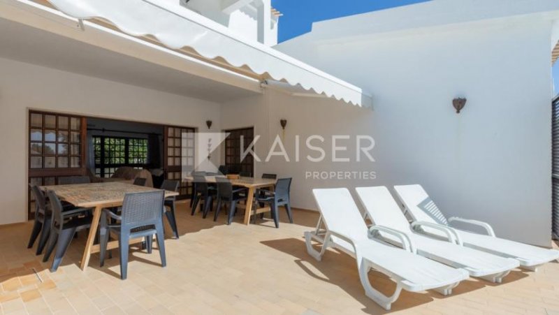 Albufeira Diese Villa mit 3 Schlafzimmern im Herzen von Galé bietet einen beheizten Pool und eine hervorragende Lage, nur einen kurzen h