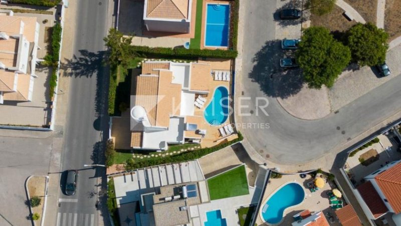 Albufeira Diese Villa mit 3 Schlafzimmern im Herzen von Galé bietet einen beheizten Pool und eine hervorragende Lage, nur einen kurzen h