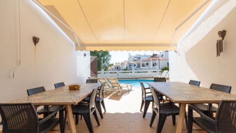 Albufeira Diese Villa mit 3 Schlafzimmern im Herzen von Galé bietet einen beheizten Pool und eine hervorragende Lage, nur einen kurzen h