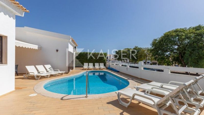 Albufeira Diese Villa mit 3 Schlafzimmern im Herzen von Galé bietet einen beheizten Pool und eine hervorragende Lage, nur einen kurzen h