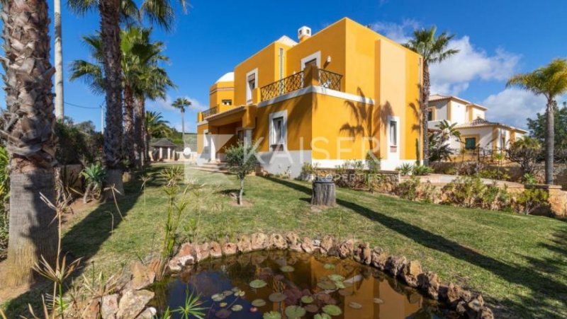 Albufeira Dieses geräumige Anwesen mit maurischen Einflüssen verfügt über einen Pool, einen hübschen Landschaftsgarten mit vielen und