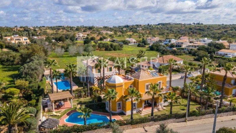 Albufeira Dieses geräumige Anwesen mit maurischen Einflüssen verfügt über einen Pool, einen hübschen Landschaftsgarten mit vielen und