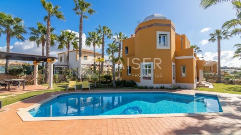 Albufeira Dieses geräumige Anwesen mit maurischen Einflüssen verfügt über einen Pool, einen hübschen Landschaftsgarten mit vielen und