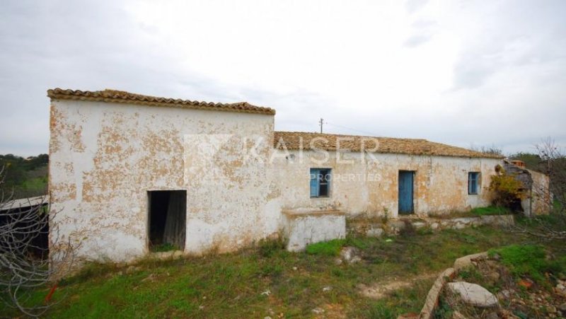 Albufeira Dieses Grundstück befindet sich in einer ruhigen Gegend mitten im Grünen gelegen, aber ganz in der Nähe von Albufeira Umfasst