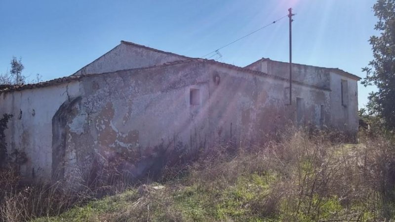 Albufeira Dieses Grundstück befindet sich in einer ruhigen Gegend mitten im Grünen gelegen, aber ganz in der Nähe von Albufeira Umfasst