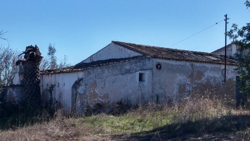 Albufeira Dieses Grundstück befindet sich in einer ruhigen Gegend mitten im Grünen gelegen, aber ganz in der Nähe von Albufeira Umfasst