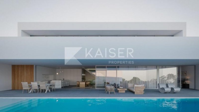 Albufeira Dieses gut gelegene Grundstück mit einem genehmigten Projekt für eine Villa mit Pool, Garage/Keller und Garten liegt in der