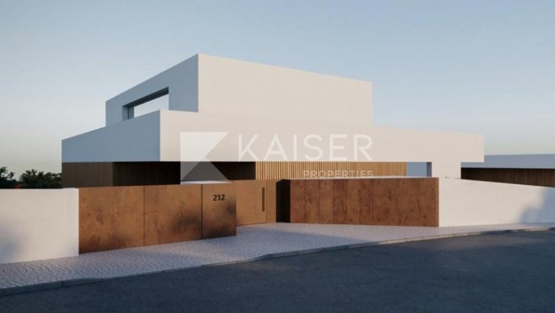 Albufeira Dieses gut gelegene Grundstück mit einem genehmigten Projekt für eine Villa mit Pool, Garage/Keller und Garten liegt in der