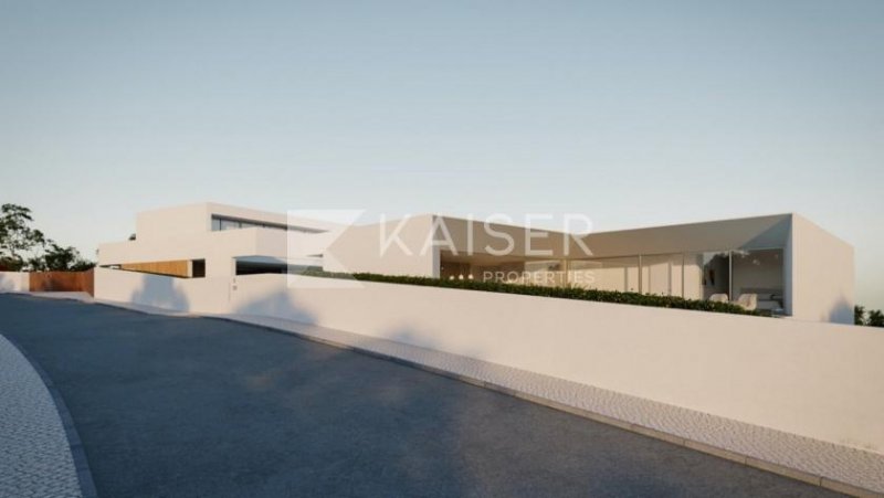 Albufeira Dieses gut gelegene Grundstück mit einem genehmigten Projekt für eine Villa mit Pool, Garage/Keller und Garten liegt in der