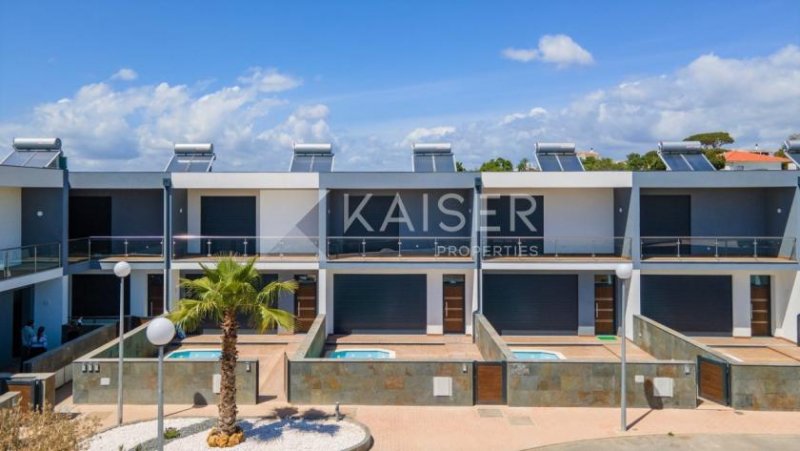 Albufeira Dieses moderne Stadthaus mit 3 Schlafzimmern, privatem Pool, Balkon und Garage zeichnet sich durch hochwertige Verarbeitung und 