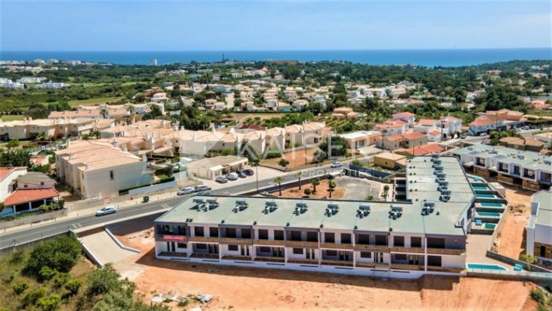 Albufeira Dieses moderne Stadthaus mit 3 Schlafzimmern, privatem Pool, Balkon und Garage zeichnet sich durch hochwertige Verarbeitung und 