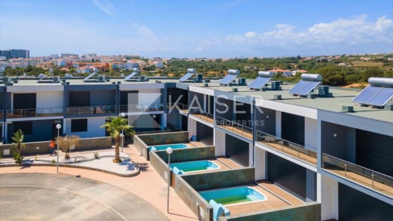 Albufeira Dieses moderne Stadthaus mit 3 Schlafzimmern, privatem Pool, Balkon und Garage zeichnet sich durch hochwertige Verarbeitung und 