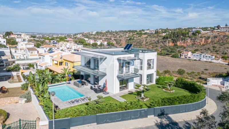 Albufeira Kürzlich erbaute Villa in einer der schönsten Küstenregionen der Algarve, die für ihre Vielfalt an Stränden bekannt ist.