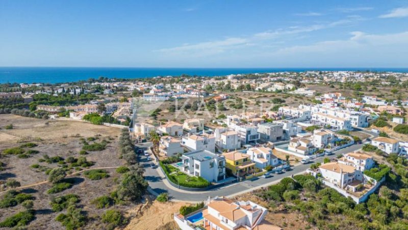 Albufeira Kürzlich erbaute Villa in einer der schönsten Küstenregionen der Algarve, die für ihre Vielfalt an Stränden bekannt ist.