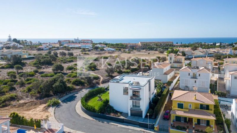 Albufeira Kürzlich erbaute Villa in einer der schönsten Küstenregionen der Algarve, die für ihre Vielfalt an Stränden bekannt ist.