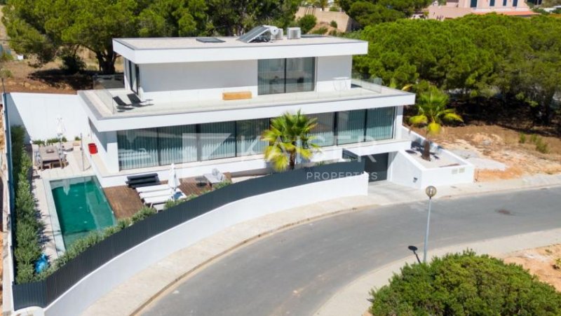 Albufeira Virtueller Rundgang | Video
Diese kürzlich erbaute, komplett möblierte Villa mit 3 Schlafzimmern genießt eine ruhige und und