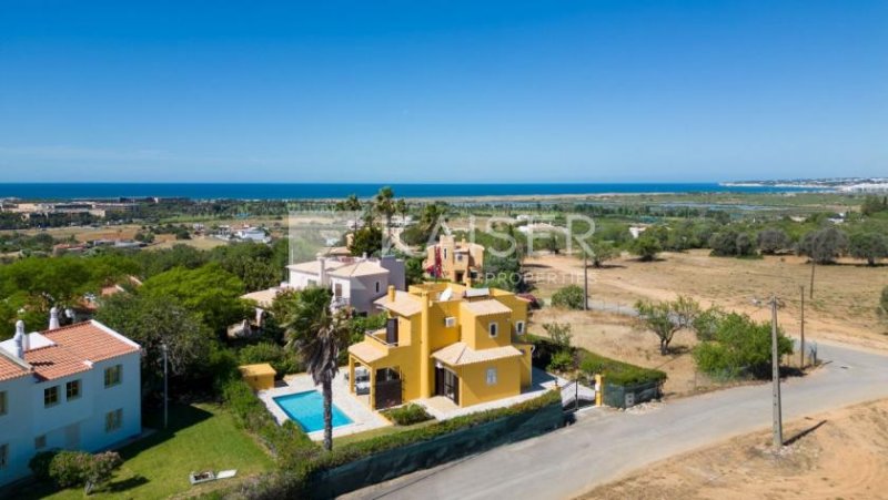 Albufeira Virtueller Rundgang | Video
Diese helle und einladende Villa mit Meerblick liegt in einer ruhigen Umgebung, nur eine kurze von