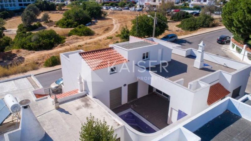 Alporchinhos Diese charmante Villa mit Pool und Meerblick, komplett renoviert, liegt nur wenige Gehminuten vom Strand entfernt (300 m), in