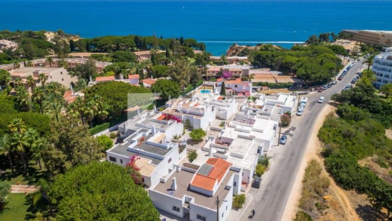 Alporchinhos Diese charmante Villa mit Pool und Meerblick, komplett renoviert, liegt nur wenige Gehminuten vom Strand entfernt (300 m), in