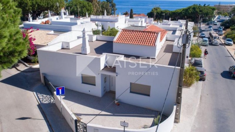 Alporchinhos Diese charmante Villa mit Pool und Meerblick, komplett renoviert, liegt nur wenige Gehminuten vom Strand entfernt (300 m), in