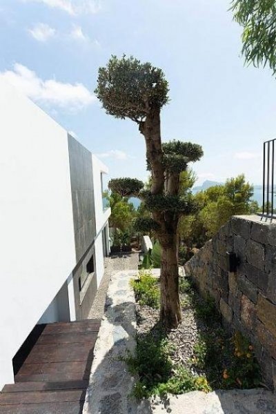 Altea Villa auf 4 Ebenen. Wenn man das Haus betritt, gelangt man in die Garage, von der aus man in die erste Etage mit 4 Schlafzimmern