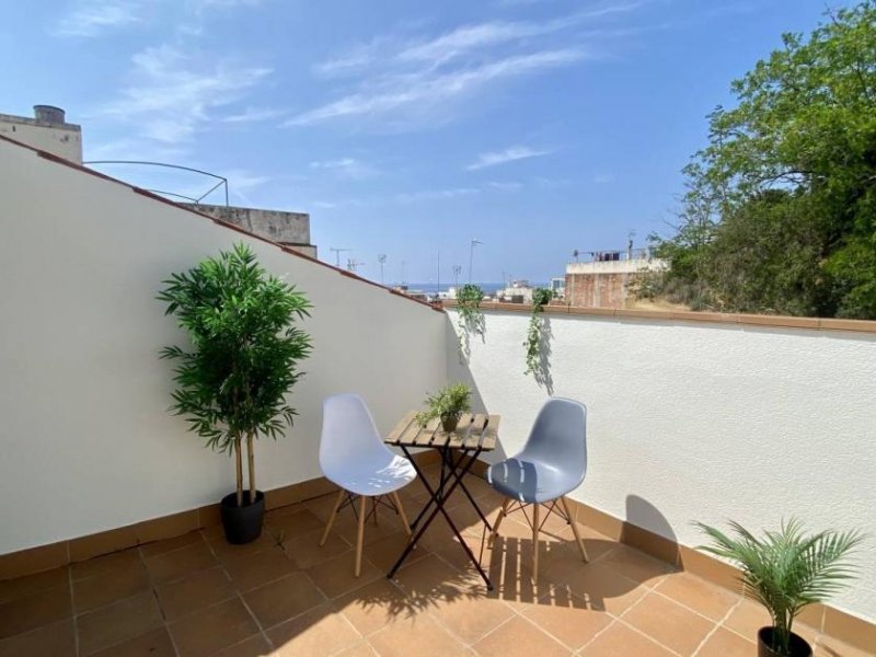 Arenys de Mar Maisonette Wohnung mit einer wunderschönen Terrasse im Zentrum von Arenys de Mar. Sie gehört zu einem komplett sanierten mit