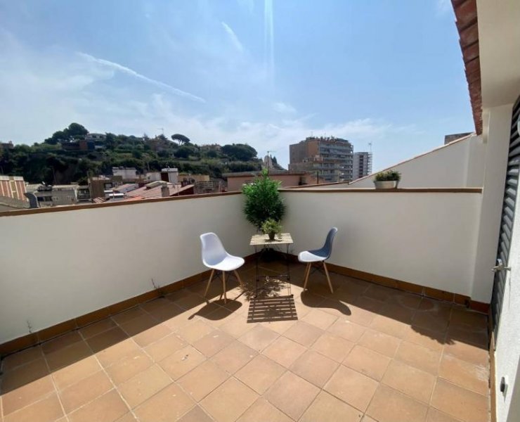 Arenys de Mar Maisonette Wohnung mit einer wunderschönen Terrasse im Zentrum von Arenys de Mar. Sie gehört zu einem komplett sanierten mit