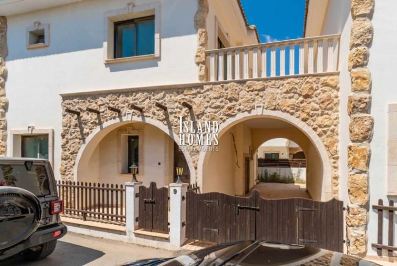 Avgorou 3 bedroom, 2 bathroom, traditional style link-detached villa in Avgorou Village - AMA111DP. With beautiful stone arch features