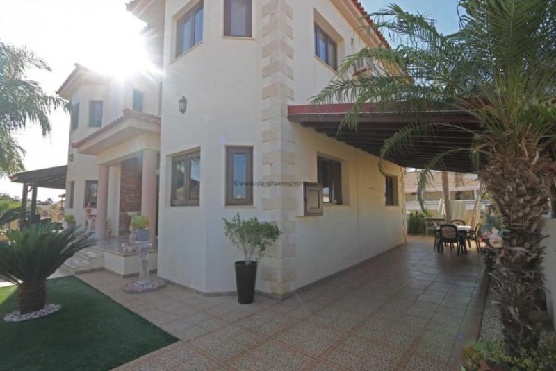 Avgorou Spacious 4 bedroom, 2 bathroom family home on corner plot with Title Deeds for the land in quiet residential area of Avgorou - 