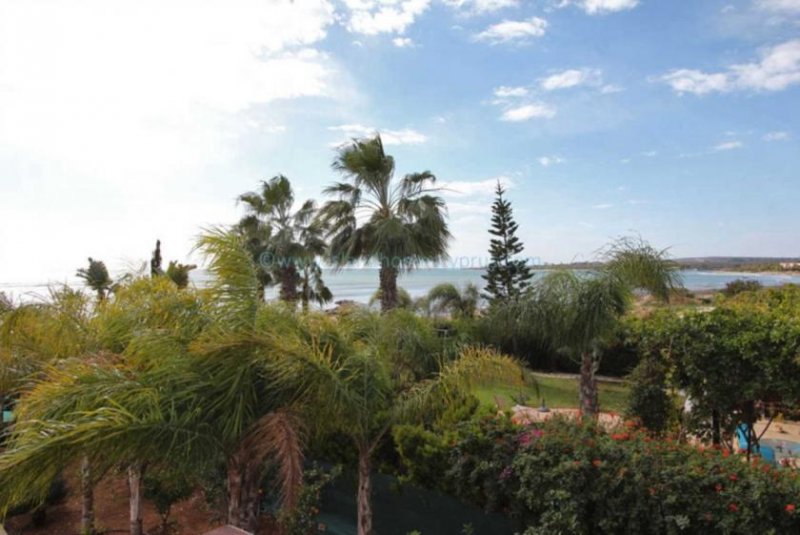 Ayia Thekla 4 bedroom, 2 bathroom SEA FRONT detached villa in sought after Ayia Thekla with TITLE DEEDS - GOR103.Set on a large 1000m2 plot