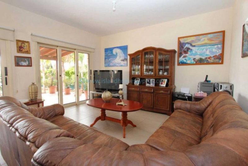 Ayia Thekla 4 bedroom, 2 bathroom SEA FRONT detached villa in sought after Ayia Thekla with TITLE DEEDS - GOR103.Set on a large 1000m2 plot