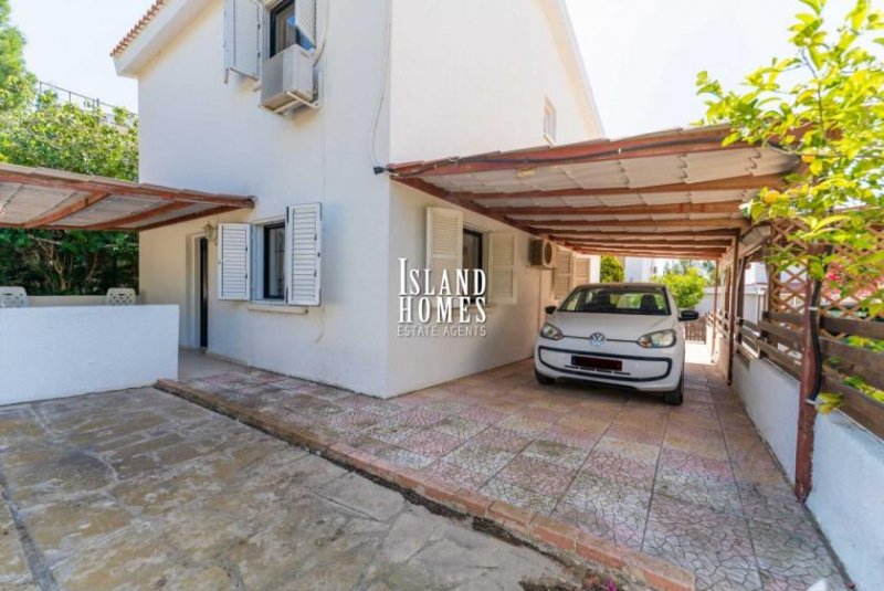 Ayia Thekla Beautiful, established 3 bedroom, 1 bathroom, 1 wc villa with TITLE DEEDS in Ayia Thekla - SGT102Set on a large plot close to