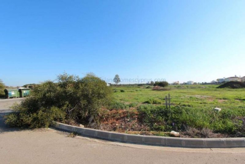 Ayia Thekla Residential plot in Ayia Thekla with planning permission in place for 9 detached properties - LTHK125.This 4,755m2 plot has a de