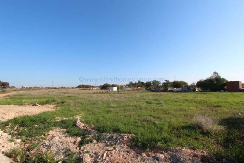 Ayia Thekla Residential plot in Ayia Thekla with planning permission in place for 9 detached properties - LTHK125.This 4,755m2 plot has a de