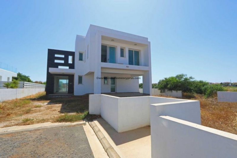 Ayia Triada 4 bedroom, 4 en suite, plus basement, detached villa within walking distance of the sea in Ayia Triada - RRT103DP.This new villa