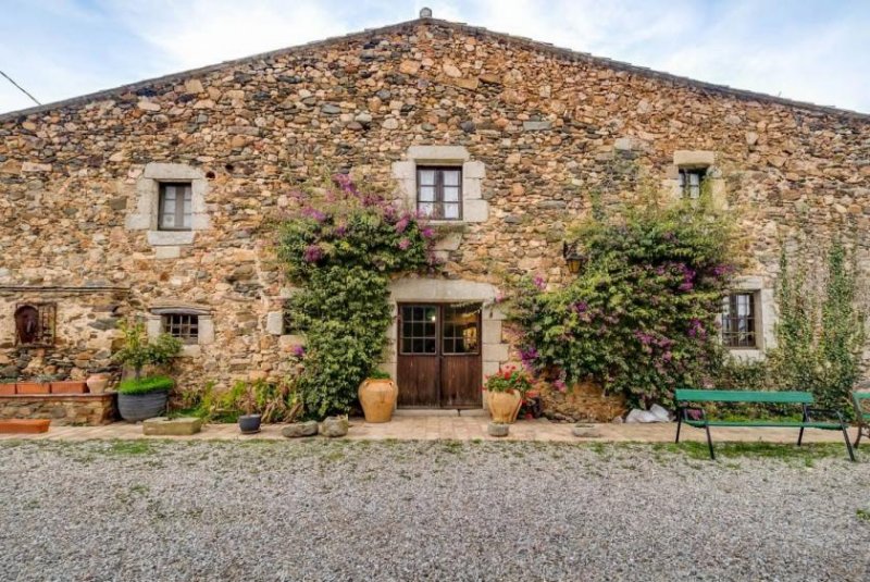 Baix Empordà Baix Empordà liegt in der Provinz Girona, 6 km vom Strand von Palamós und 46 km vom Flughafen Girona entfernt. Mont-ràs ist d