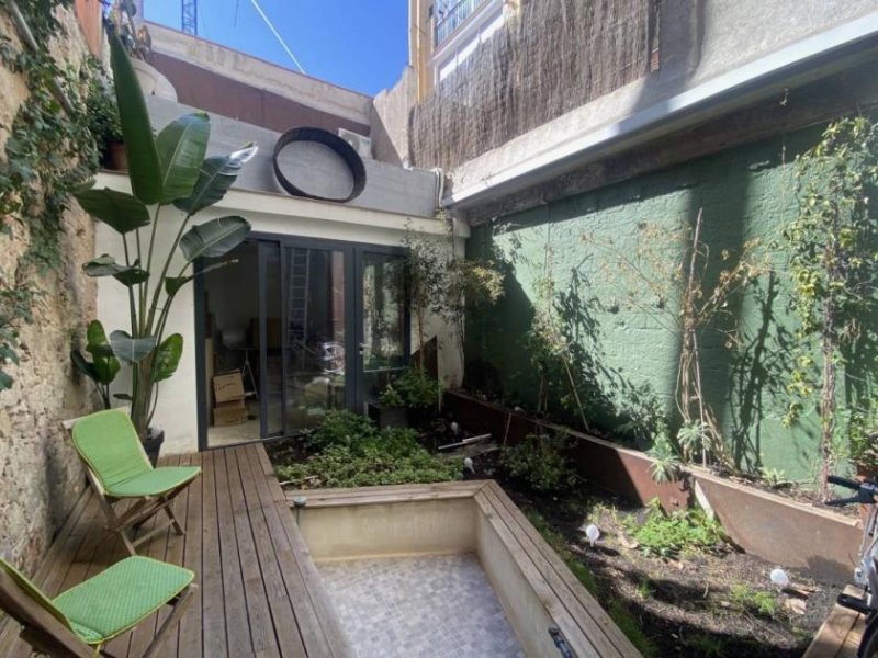 Barcelona Komplett renoviertes Duplex in einem Erdgeschoss mit Garten. Wohnzimmer mit offener Küche, Gäste-WC, Garten mit Mini-Pool und