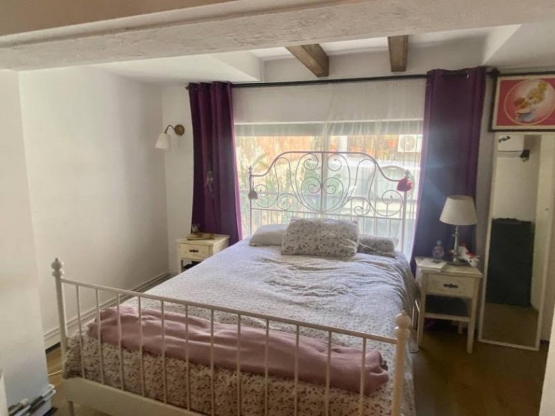 Barcelona Komplett renoviertes Duplex in einem Erdgeschoss mit Garten. Wohnzimmer mit offener Küche, Gäste-WC, Garten mit Mini-Pool und