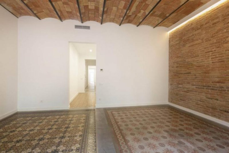 Barcelona Neu renovierte Wohnung im linken Eixample in Barcelona. 163m2 bebaute Fläche, 150m2 Wohnfläche. Sie verfügt über 2 2 Wohnung