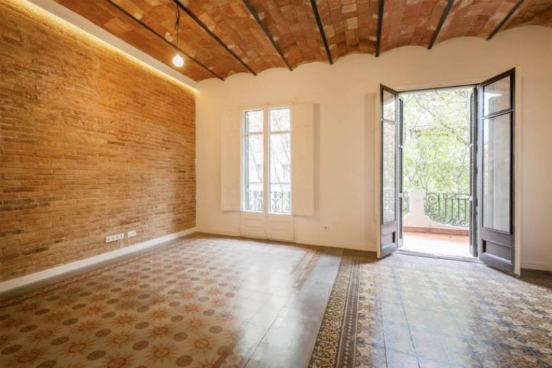 Barcelona Neu renovierte Wohnung im linken Eixample in Barcelona. 163m2 bebaute Fläche, 150m2 Wohnfläche. Sie verfügt über 2 2 Wohnung