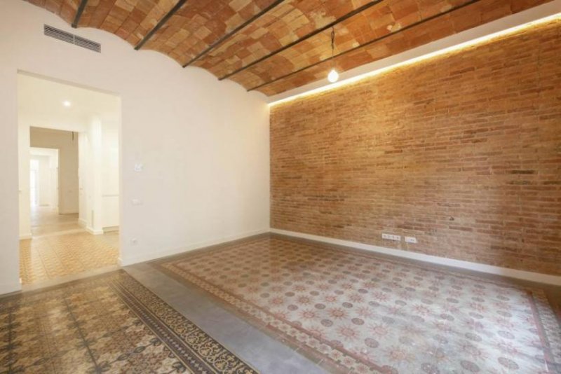 Barcelona Neu renovierte Wohnung im linken Eixample in Barcelona. 163m2 bebaute Fläche, 150m2 Wohnfläche. Sie verfügt über 2 2 Wohnung