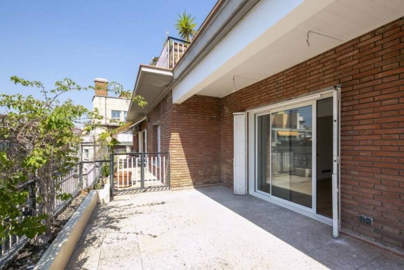 Barcelona Renovierte Penthouse Wohnung im Zentrum von Barcelona. Die Wohnung befindet sich im 8. Stockwerk eines repräsentativen Ihre 