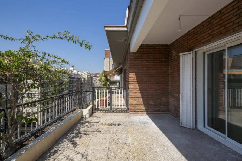 Barcelona Renovierte Penthouse Wohnung im Zentrum von Barcelona. Die Wohnung befindet sich im 8. Stockwerk eines repräsentativen Ihre 