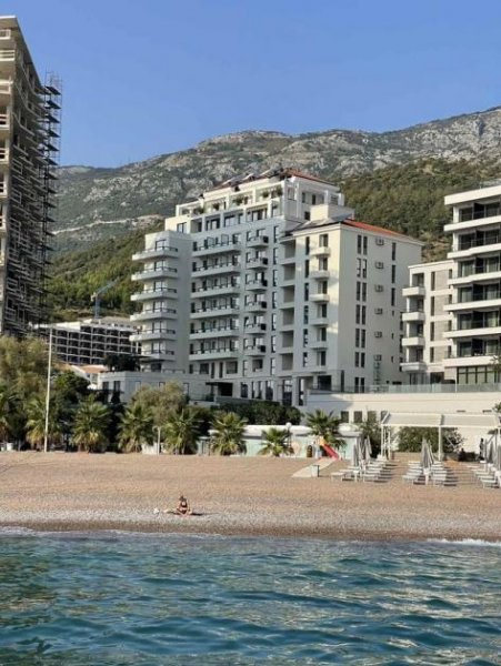 Bečići This apartment in building has an amazing location, just by beautiful Becici Beach, that was awarded a Grand Prix "Golden 