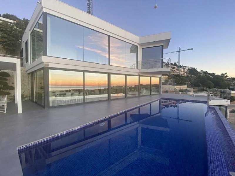 Benissa Spektakuläre moderne Villa mit einer besonderen Lage zwischen Benissa Costa und Calpe. . Erbaut auf 3 Ebenen durch Aufzug an