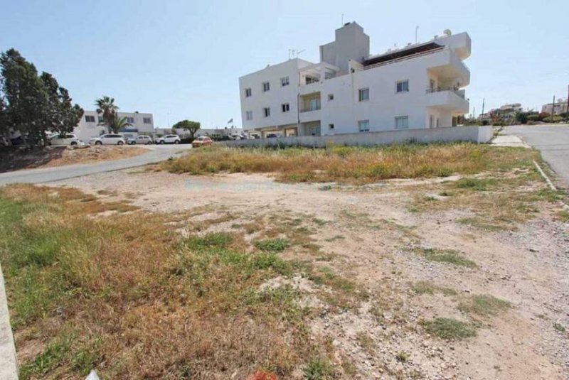 Deryneia 547m2 plot of residential land in quiet area of Deryneia village - LDER143.Located on the edge of Deryneia, close to Paralimni