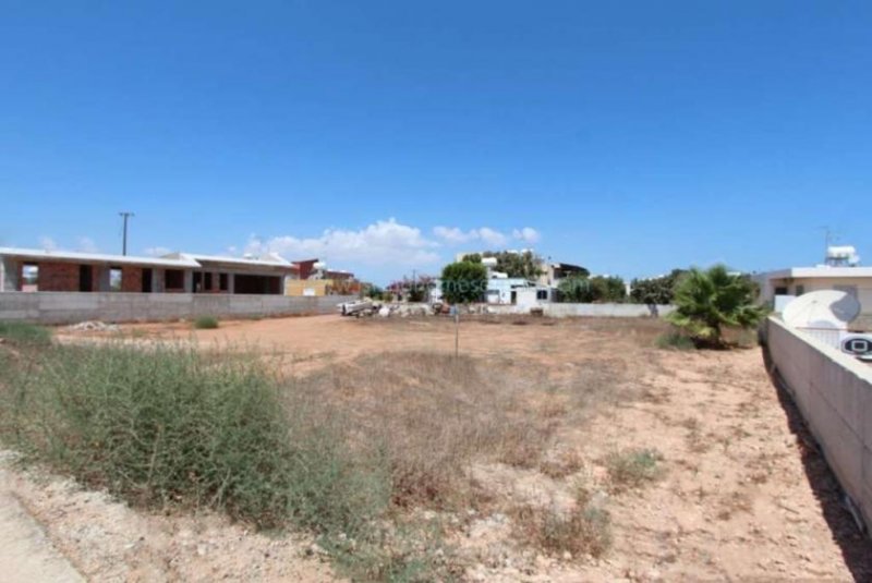 Deryneia 742m2 plot of residential land with permission in place for a 4 bedroom detached villa - LDER132.Situated in a quiet area of